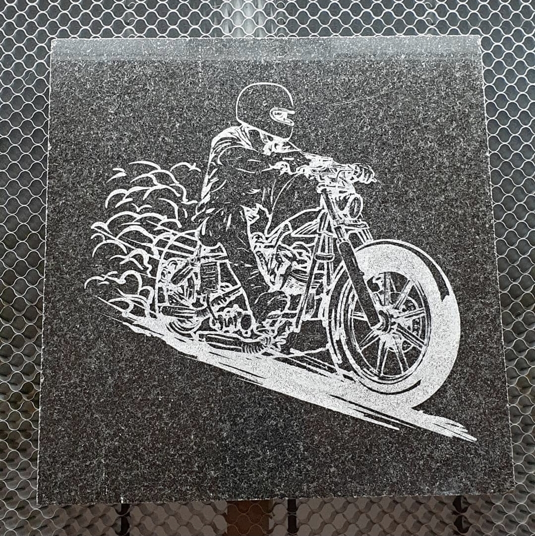 Dekorative Lasergravur eines Motorrads auf Granit