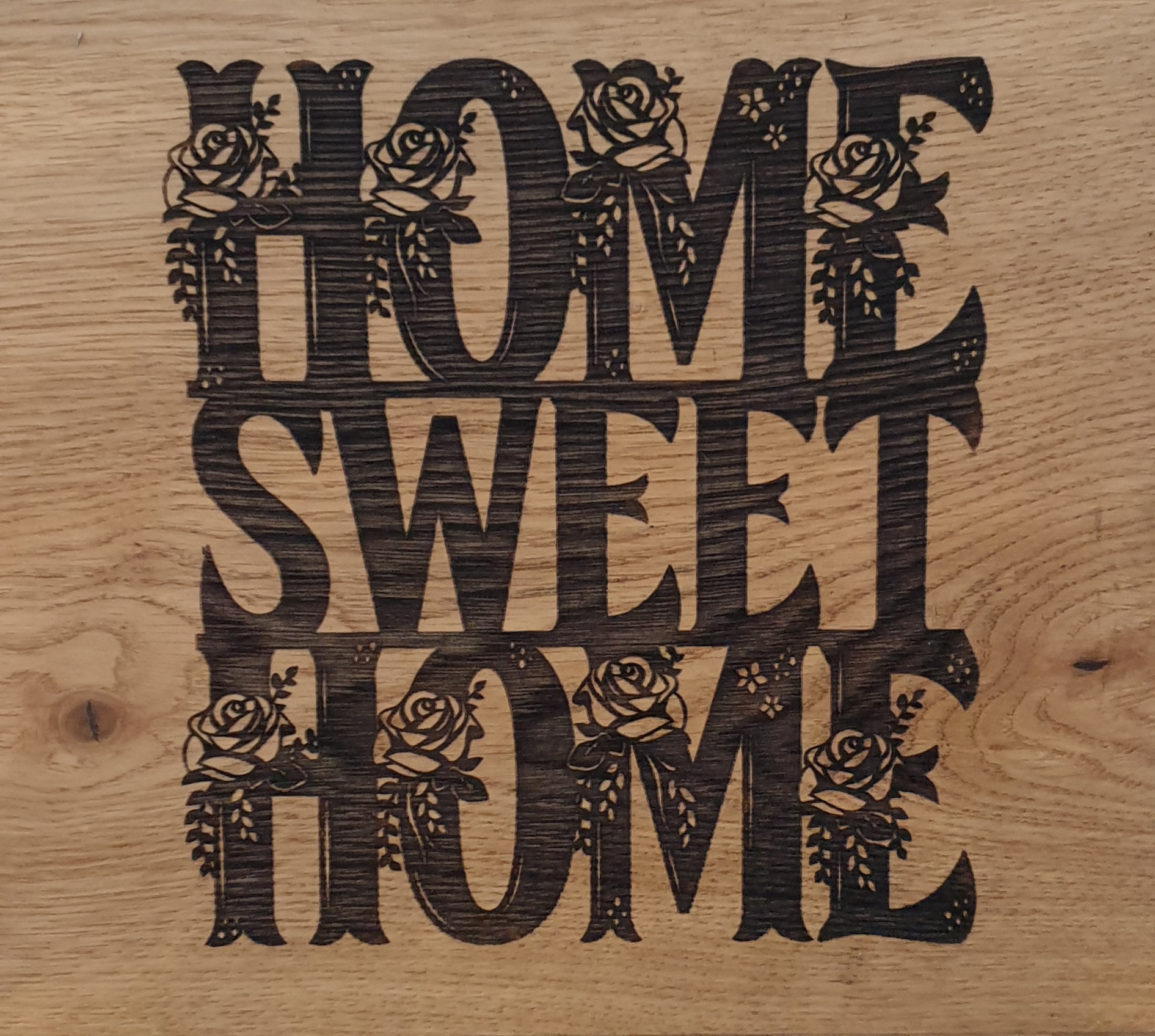Tiefengravur in Massivholz mit geschwärztem Home Sweet Home Schriftzug